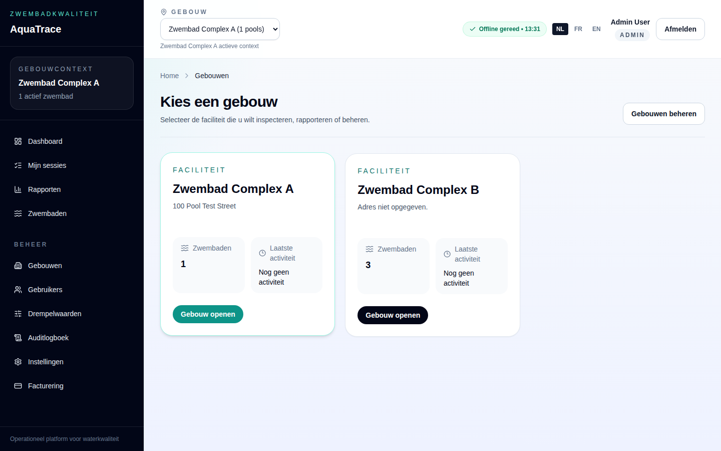 Het AquaTrace-beheerdersdashboard met grafieken per zwembad en een overzicht van alle locaties.